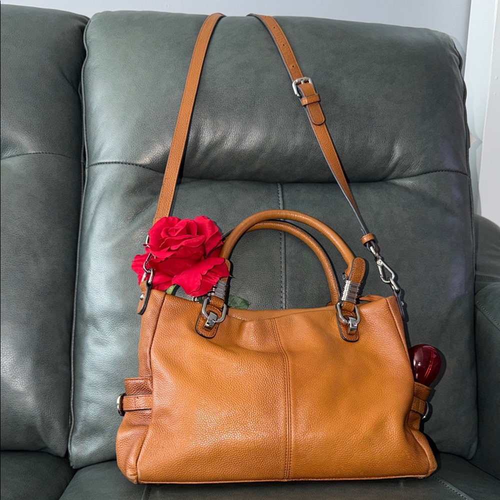Chic Tan Leather Shoulder Bag